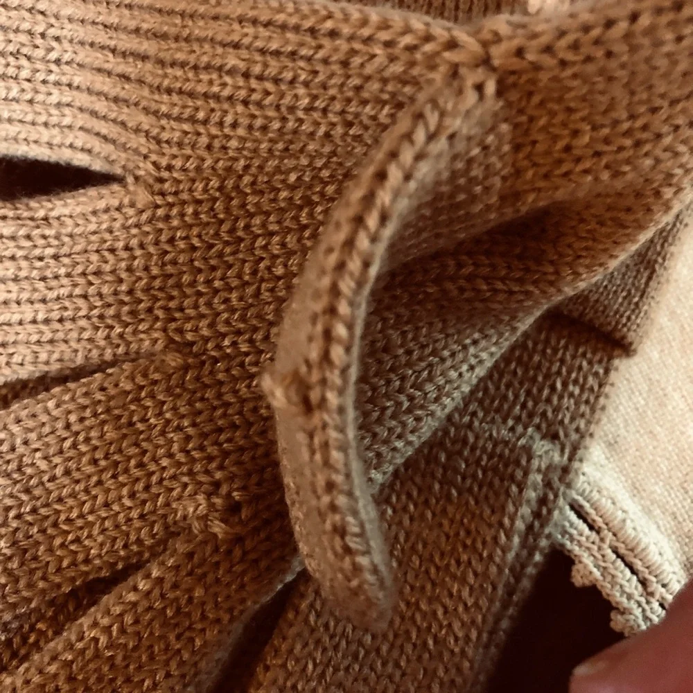 Michael by Michael Kors Jet Set Logo Cuff Knitted Gloves. Camel Color. One Size